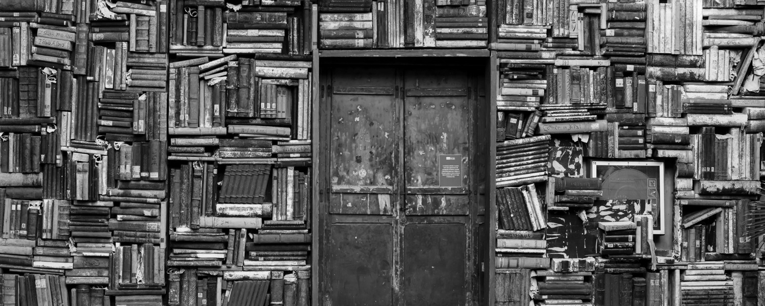 Τοίχος γεμάτος βιβλία και μια πόρτα